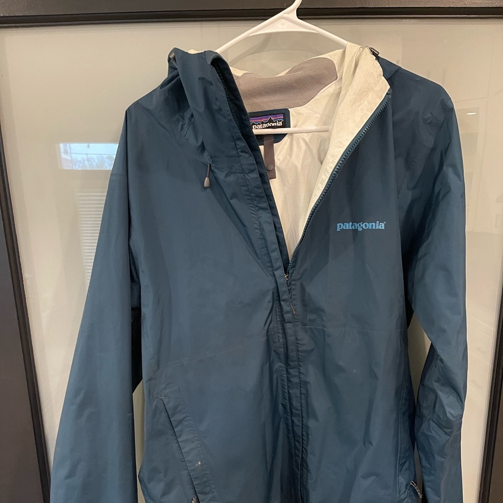 Mens Large Patagonia Raincoat with hood